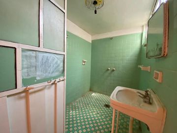 Edificio de 5 departamentos en venta, a media calle Clínica 80. Morelia centro