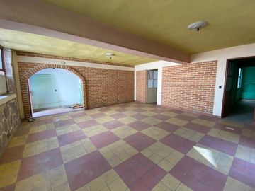 Edificio de 5 departamentos en venta, a media calle Clínica 80. Morelia centro