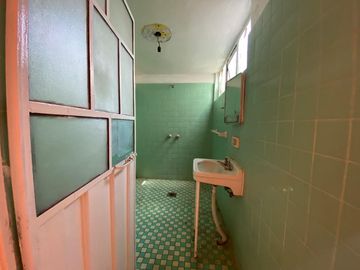 Edificio de 5 departamentos en venta, a media calle Clínica 80. Morelia centro
