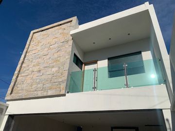CASA EN VENTA LA FAMA SANTA CATARINA
