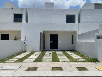 Casas en Venta en Misión San Joaquín, 3 Recamaras, 2.5 Baños, Gran Ubicación