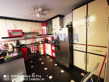 SE VENDE CASA CERCA A SANTA PATRICIA - LA MOLINA