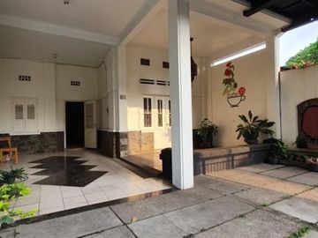 Rumah Strategis Cocok untuk Usaha Cafe di Jalan Buring Malang