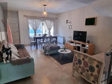 VENTA IMPECABLE CASA TRIPLEX  EN LOMAS DE ZAMORA
