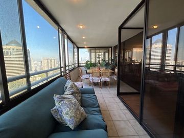Departamento en Venta en Amplio departamento en exclusivo edificio. Kennedy/Américo Vespucio. Opción de separar en 2 departamentos