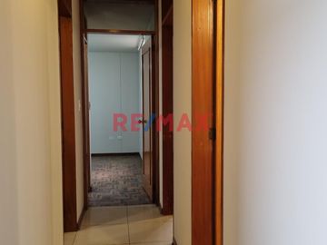 ¡Tu nuevo hogar te espera en la Urbanizacion Santa Victoria! 🏡✨  

📍Ubicación privilegiada
Descubre este acogedor departamento en el 3er piso, ubic