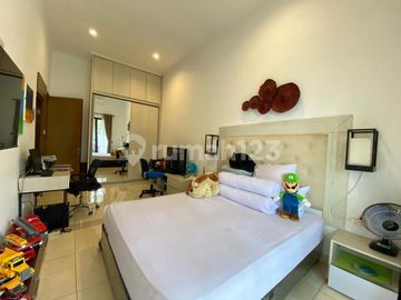 Rumah Luas 550M² dengan Private Pool & Rooftop Dalam Komplek Cinere