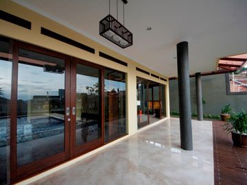 Rumah Exclusive Cluster di Ciumbuleuit Fasilias Private Pool Fully Furnished Lokasi Dekat ke UNPAR.