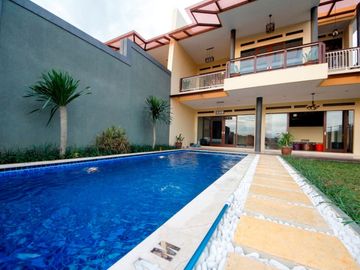 Rumah Exclusive Cluster di Ciumbuleuit Fasilias Private Pool Fully Furnished Lokasi Dekat ke UNPAR.