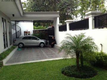 ukiauw.Rumah pusat kota Jl Ry Ambengan Cocok buat rumah Dinas atau kantor