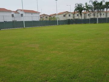 Venta de casa 4 Dormitorios en Urb. Casalaguna Etapa Brisana Cerca Riocentro Dorado.