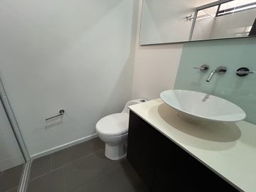 apartamento en arriendo en loma de las brujas. Cod A9434023