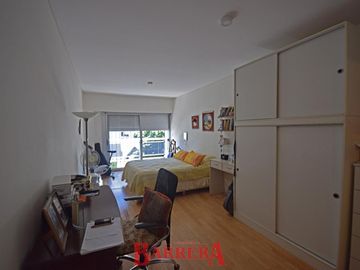 Depto tipo Duplex con coch y baul frente a plaza Zarraga