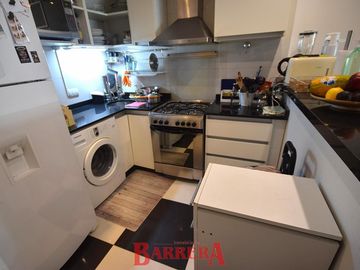Depto tipo Duplex con coch y baul frente a plaza Zarraga
