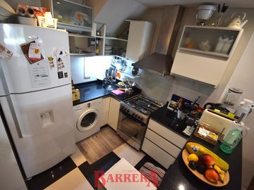 Depto tipo Duplex con coch y baul frente a plaza Zarraga