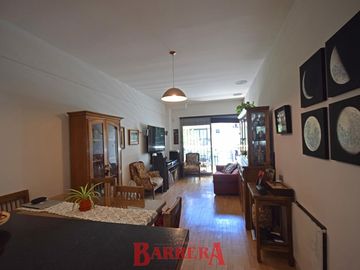 Depto tipo Duplex con coch y baul frente a plaza Zarraga