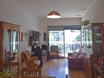 Depto tipo Duplex con coch y baul frente a plaza Zarraga