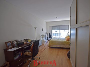 Depto tipo Duplex con coch y baul frente a plaza Zarraga