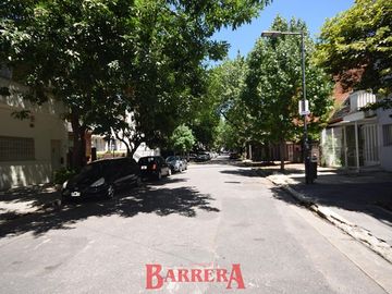 Depto tipo Duplex con coch y baul frente a plaza Zarraga