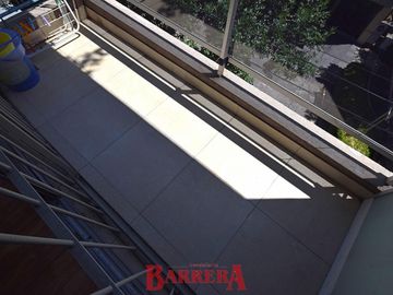Depto tipo Duplex con coch y baul frente a plaza Zarraga