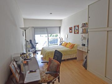 Depto tipo Duplex con coch y baul frente a plaza Zarraga