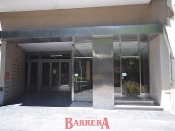 Depto tipo Duplex con coch y baul frente a plaza Zarraga