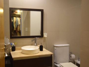 Depto tipo Duplex con coch y baul frente a plaza Zarraga