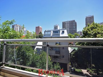 Depto tipo Duplex con coch y baul frente a plaza Zarraga