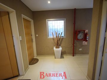 Depto tipo Duplex con coch y baul frente a plaza Zarraga