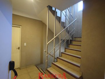 Depto tipo Duplex con coch y baul frente a plaza Zarraga
