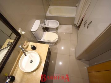 Depto tipo Duplex con coch y baul frente a plaza Zarraga