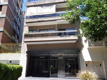 Depto tipo Duplex con coch y baul frente a plaza Zarraga