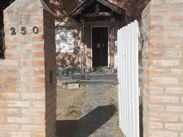 CASA 3 AMBIENTES EN AMPLIO LOTE EN SAN LUIS VENDE O PERMUTA POR PROPIEDAD EN MAR DEL PLATA