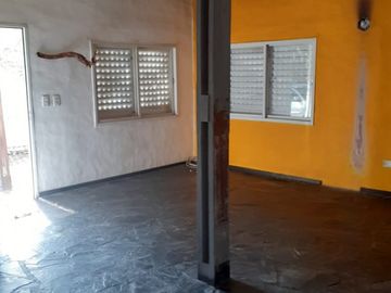 CASA 3 AMBIENTES EN AMPLIO LOTE EN SAN LUIS VENDE O PERMUTA POR PROPIEDAD EN MAR DEL PLATA