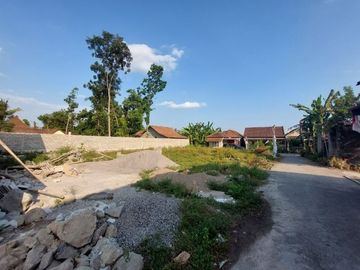 RUMAH 200JTAN DI UTARA CANDI PRAMBANAN TANAH LUAS LINGKUNGAN NASIONALIS