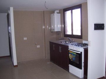 Excelente semipiso 4 amb. a estrenar, balcón terraza cochera. Sum. Piscina