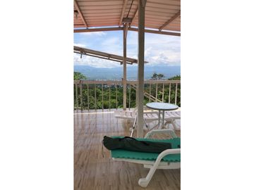 Casa de 5 niveles con preciosa vista y amoblada
