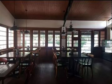 Rumah Cafe Di Area Komersil Sayap Riau Bandung Dkt GedungSate Gasibu