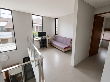 Rumah Unik Modern 3 Lantai di Hunni Veteran Bintaro Siap Huni