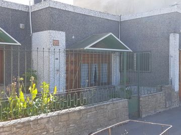 VENTA: CASA DE 2 DORMITORIOS EN SANTA ROSA, BARRIO NUESTRA SEÃORA DE LUJAN