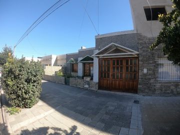 VENTA: CASA DE 2 DORMITORIOS EN SANTA ROSA, BARRIO NUESTRA SEÃORA DE LUJAN