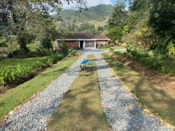 finca en arriendo en vereda los salados. Cod A401184