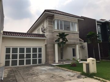 Cluster Lavender Rumah Mewah Lantai Marmer Bagus di Gading Serpong