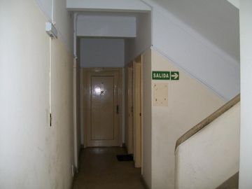 HERMOSO DEPTO 2 AMB (vereda impar de Constituyentes ya es V. Urquiza ) LATERAL 1ER. PISO POR ESCALERA