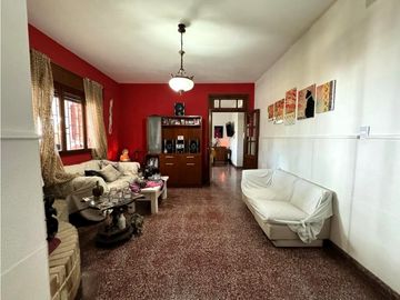 Venta Excelente Casa Zona Centro 5 dormitorios Con Cochera y Pileta