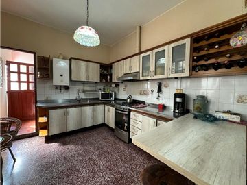 Venta Excelente Casa Zona Centro 5 dormitorios Con Cochera y Pileta