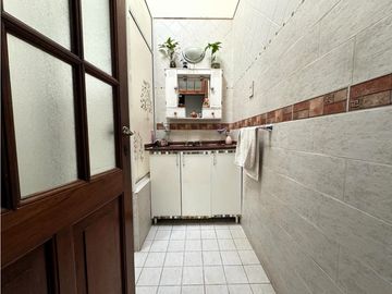 Venta Excelente Casa Zona Centro 5 dormitorios Con Cochera y Pileta