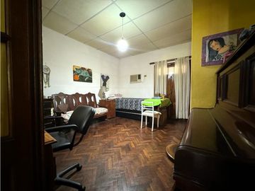 Venta Excelente Casa Zona Centro 5 dormitorios Con Cochera y Pileta