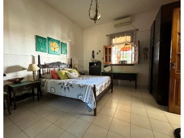 Venta Excelente Casa Zona Centro 5 dormitorios Con Cochera y Pileta
