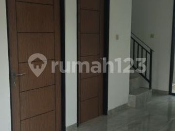 Rumah 2 Lantai SHM Hadap Selatan Posisi Depan di BSD Nusaloka Tangerang
